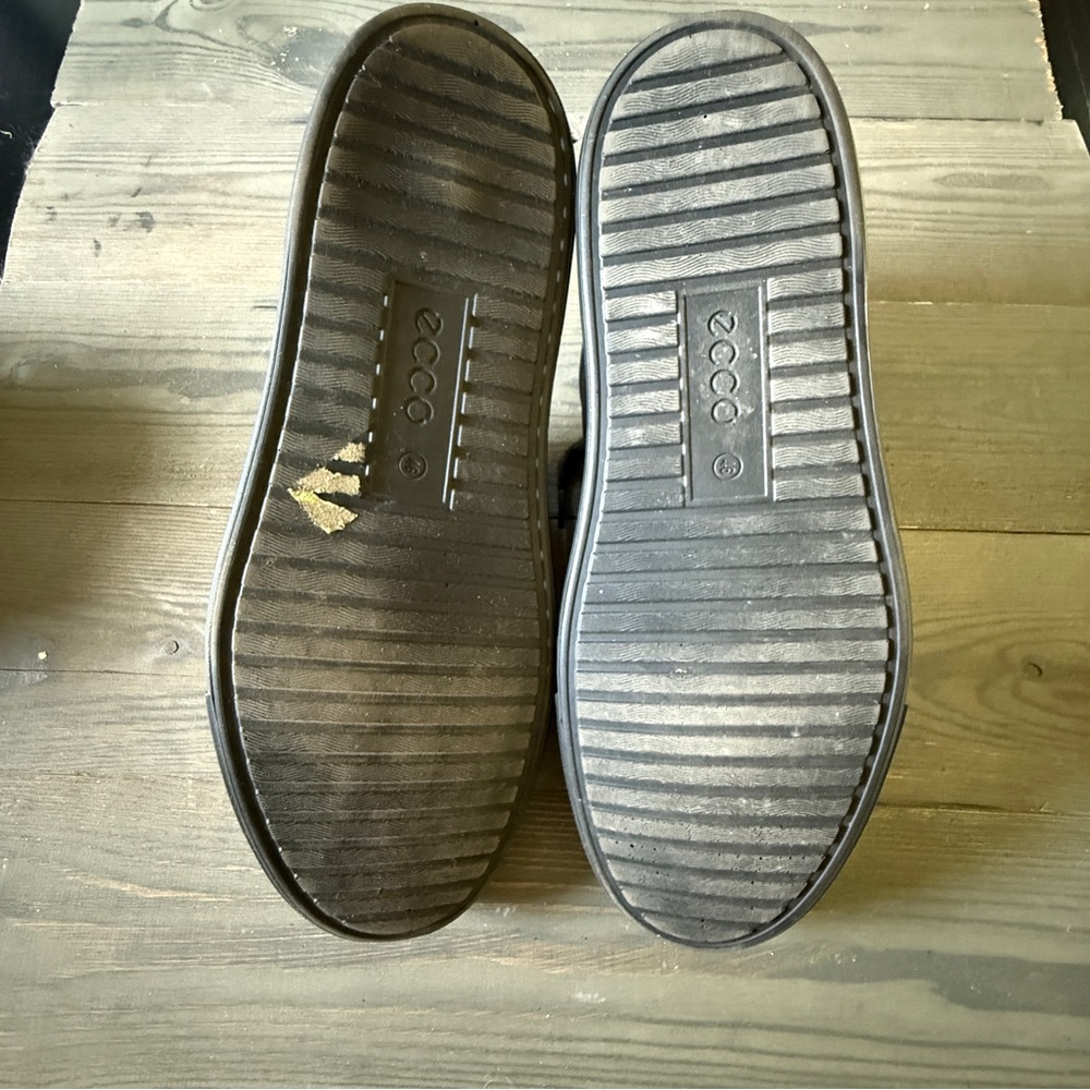 Ecco Men's Black Leather Casual Sneakers - Picture 6 of 7